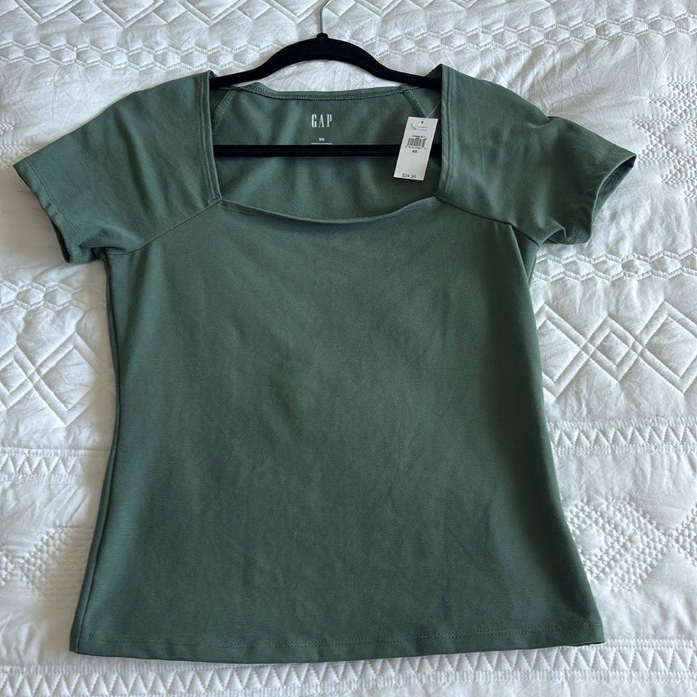 NWT - semi cropped box neck tee